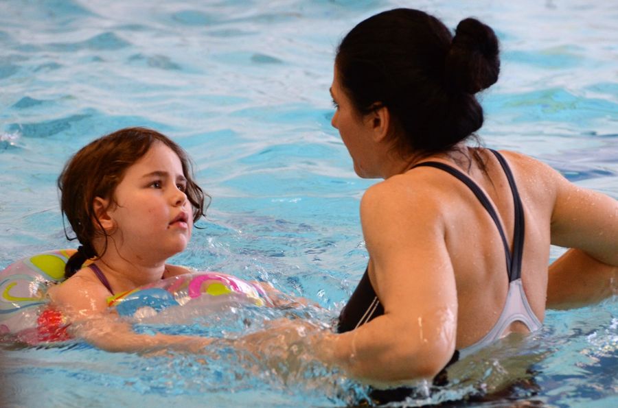 Schwimmlehrerin übt mit einem Mädchen