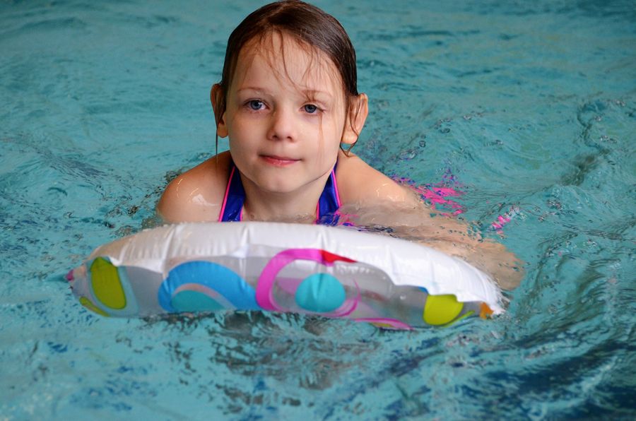 Mädchen mit Schwimmring